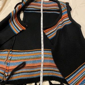 Pattern acrylic navy and print fringed arm vest S